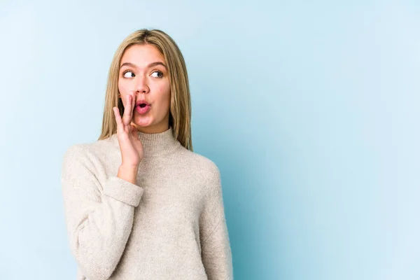 Ung Blond Kaukasisk Kvinna Isolerad Säger Hemlig Het Bromsnyhet Och — Stockfoto