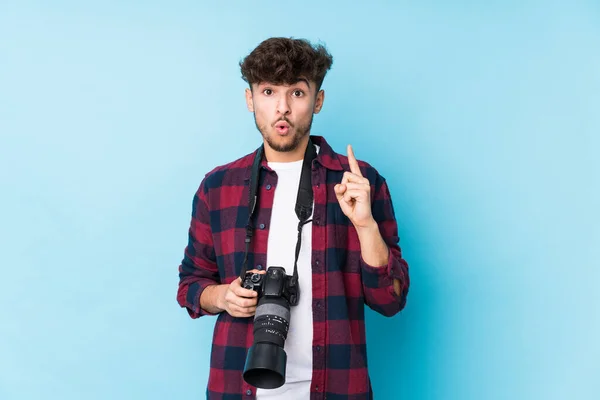 Jovem Fotógrafo Árabe Homem Isolado Ter Alguma Grande Ideia Conceito — Fotografia de Stock