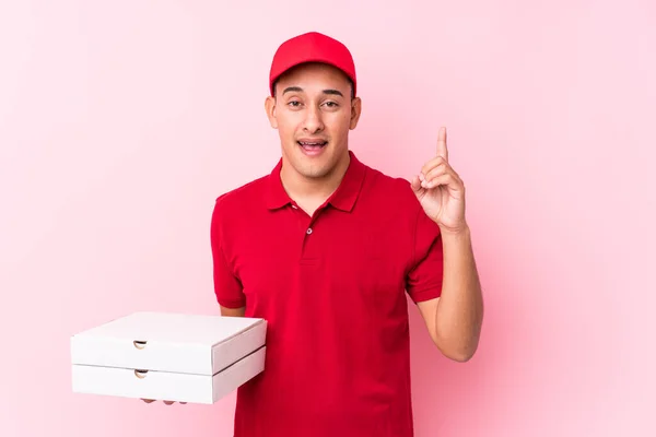 Ung Pizza Leverans Latin Man Isolerad Med Idé Inspiration Koncept — Stockfoto