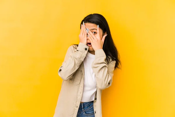 Joven Mujer China Aislada Sobre Fondo Amarillo Parpadea Entre Los —  Fotos de Stock