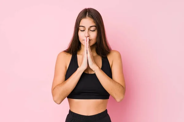 年轻的高加索健身女子独自做运动 双手紧握着嘴祈祷 充满自信 — 图库照片