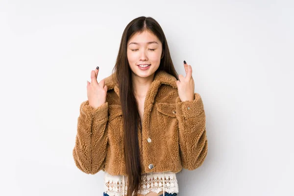 Joven Mujer China Posando Fondo Blanco Aislado Cruzando Los Dedos — Foto de Stock