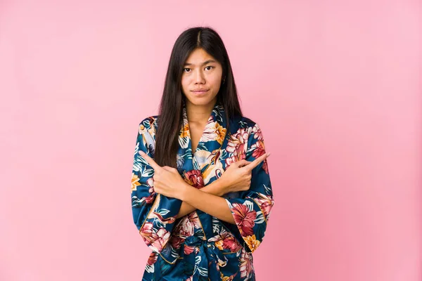 Giovane Donna Asiatica Che Indossa Pigiama Kimono Punti Lateralmente Sta — Foto Stock