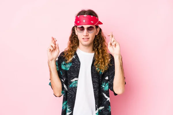 Young Hippie Caucasian Man Isolated Crossing Fingers Having Luck — Stock Photo, Image