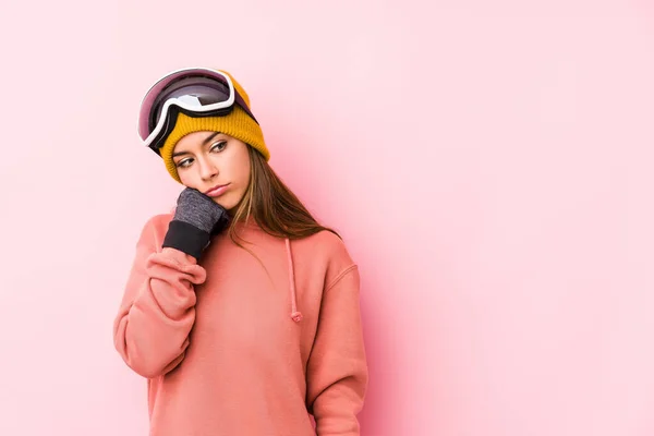 Ung Kaukasiska Kvinna Bär Ski Kläder Isolerad Som Känner Sig — Stockfoto