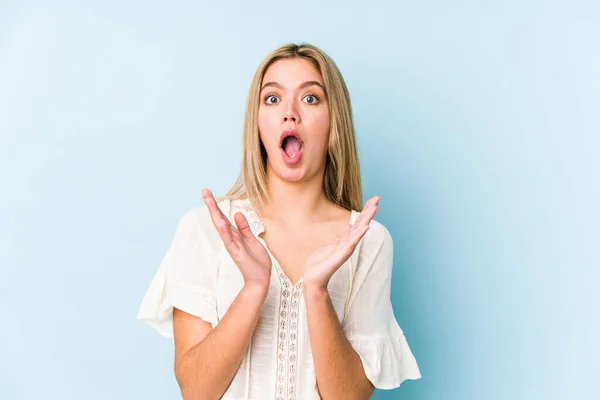 Young Blonde Caucasian Woman Isolated Surprised Shocked — Stock Photo, Image