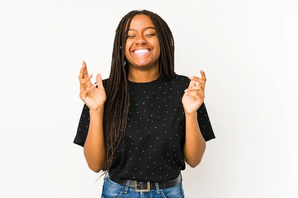 Νεαρή Αφροαμερικανή Απομονωμένη Λευκό Φόντο Γελαστή Και Γελαστή Έννοια Ευτυχίας — Φωτογραφία Αρχείου