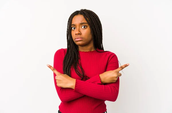 Νεαρή Αφροαμερικανή Γυναίκα Απομονωμένη Δείχνει Πλάγια Προσπαθεί Επιλέξει Ανάμεσα Δύο — Φωτογραφία Αρχείου