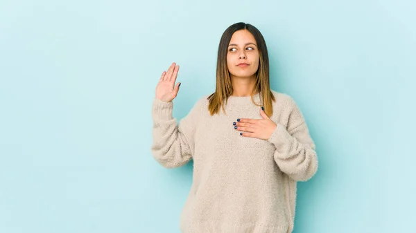 Junge Frau Auf Blauem Hintergrund Die Einen Eid Ablegt Und — Stockfoto