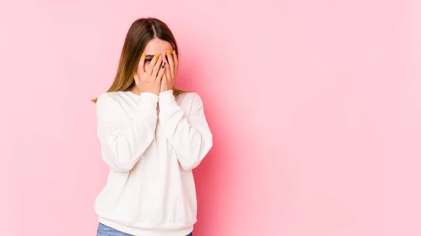 Jonge Blanke Vrouw Geïsoleerd Roze Achtergrond Knipperen Camera Door Vingers — Stockfoto