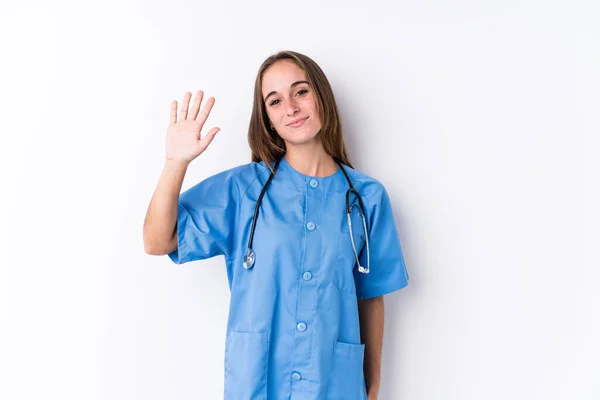 Ung Sjuksköterska Kvinna Isolerad Leende Glad Visar Nummer Fem Med — Stockfoto