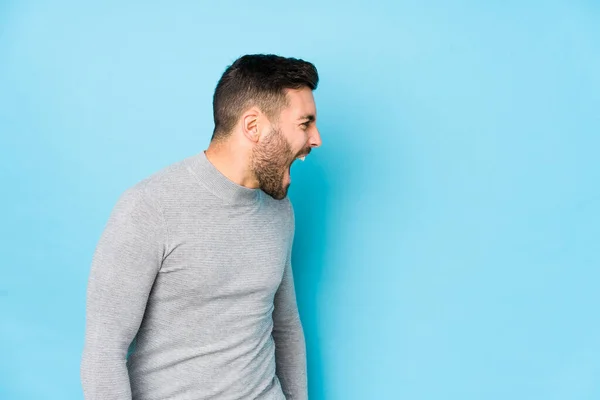 Young Caucasian Man Blue Background Isolated Shouting Copy Space — Stock Photo, Image