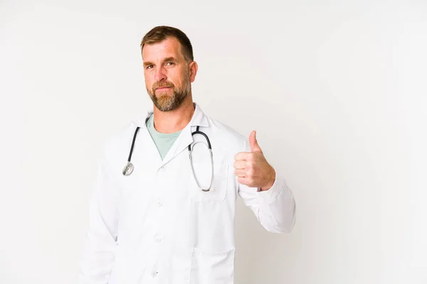 Senior Medico Uomo Isolato Sfondo Bianco Sorridente Alzando Pollice Verso — Foto Stock