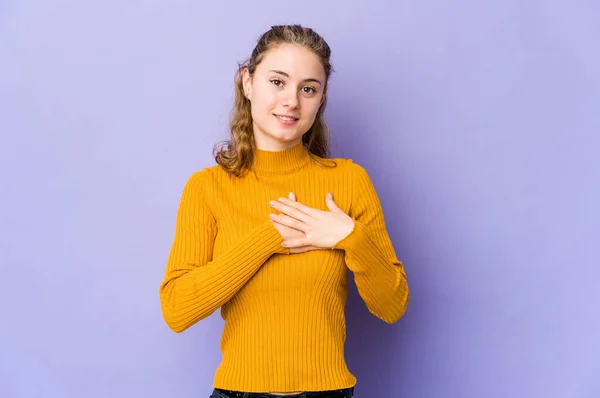 紫の背景に若い白人女性が手を取り合って笑って幸せの概念 — ストック写真