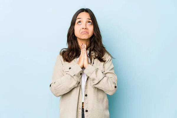 Mladá Smíšená Rasa Hispánská Žena Izolované Držení Ruce Modlitbě Blízko — Stock fotografie
