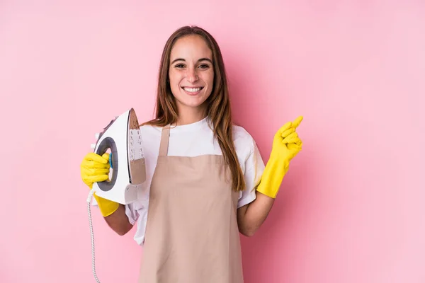 Jonge Blanke Vrouw Met Kleren Ijzer Geïsoleerde Glimlachen Wijzen Opzij — Stockfoto