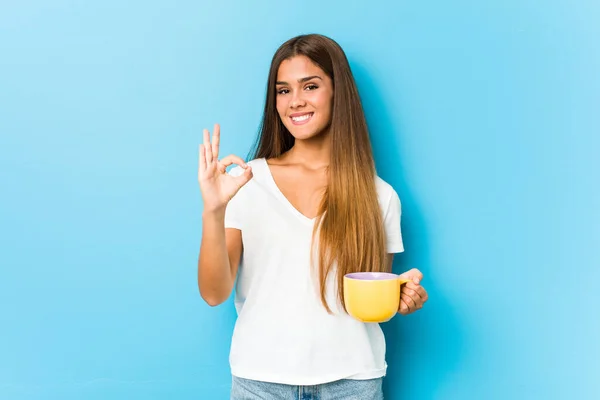 Junge Kaukasische Frau Mit Kaffeebecher Fröhlich Und Zuversichtlich Zeigt Geste — Stockfoto