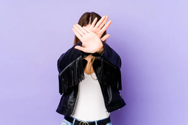 Молода Біла Жінка Ізольована Фіолетовому Тлі Тримаючи Дві Руки Схрещеними — стокове фото