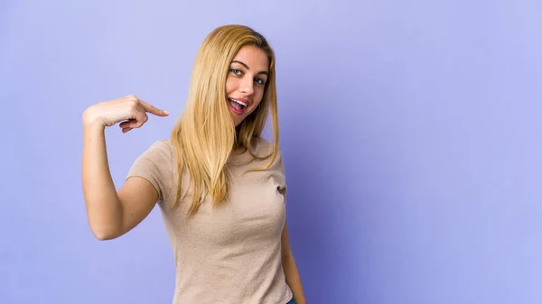 Young Blonde Woman Isolated Purple Background Person Pointing Hand Shirt — Stock Photo, Image