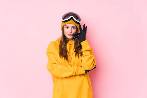 Ung Hvit Skiløper Isolert Med Fingre Leppene Som Holder Hemmelighet – stockfoto