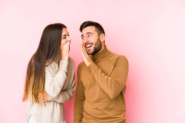 Kafkasyalı Genç Çift Gizli Bir Sıcak Fren Haberinin Olduğunu Söylüyor — Stok fotoğraf