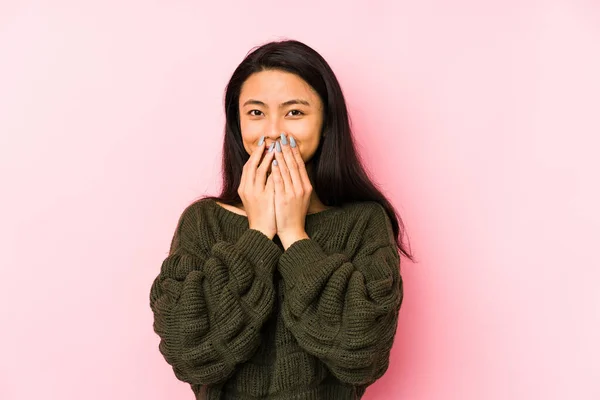 Joven Mujer China Aislada Sobre Fondo Rosa Riendo Algo Cubriendo —  Fotos de Stock