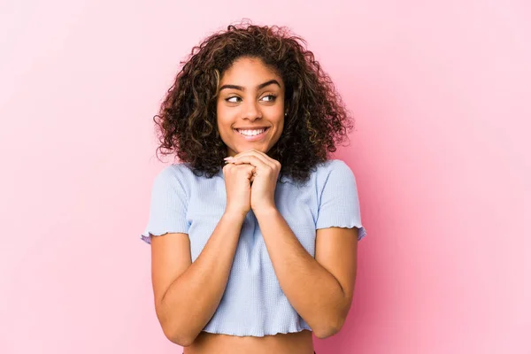 Jonge Afrikaanse Amerikaanse Vrouw Tegen Een Roze Achtergrond Houdt Handen — Stockfoto