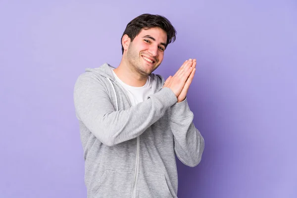 Jongeman Geïsoleerd Paarse Achtergrond Gevoel Energiek Comfortabel Wrijven Handen Zelfverzekerd — Stockfoto