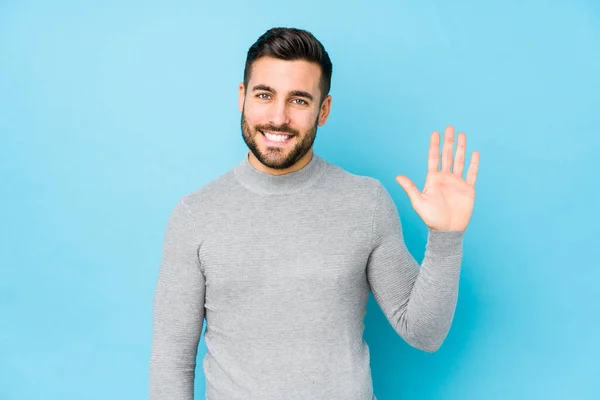 Young Caucasian Man Blue Background Isolated Smiling Cheerful Showing Number — ストック写真