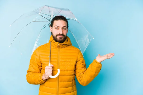 Egy Fiatalember Hosszú Hajjal Kezében Egy Elszigetelt Esernyővel Kezében Egy — Stock Fotó