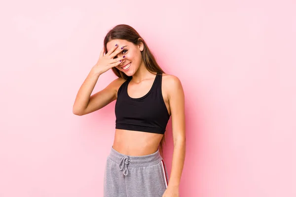 Joven Mujer Fitness Caucásica Posando Fondo Rosa Parpadear Cámara Través — Foto de Stock