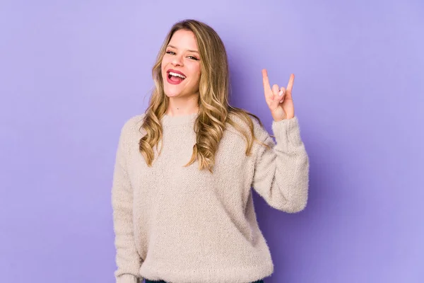 Joven Mujer Caucásica Aislada Sobre Fondo Púrpura Mostrando Gesto Cuernos — Foto de Stock