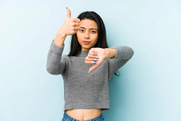 Jeune Femme Chinoise Isolée Sur Fond Bleu Montrant Les Pouces — Photo