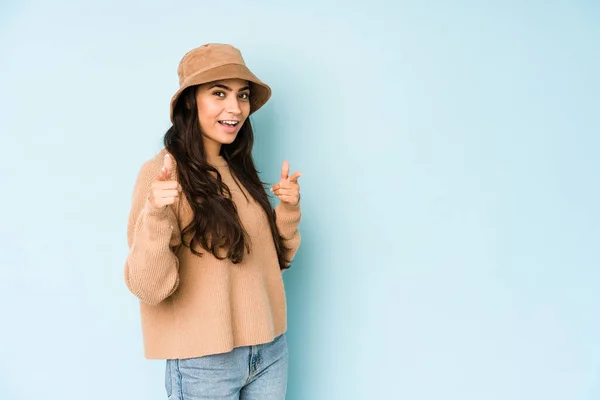 Mujer India Joven Con Sombrero Aislado Sobre Fondo Azul Apuntando — Foto de Stock