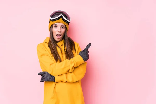 Giovane Donna Sciatrice Caucasica Isolato Che Punta Verso Lato — Foto Stock