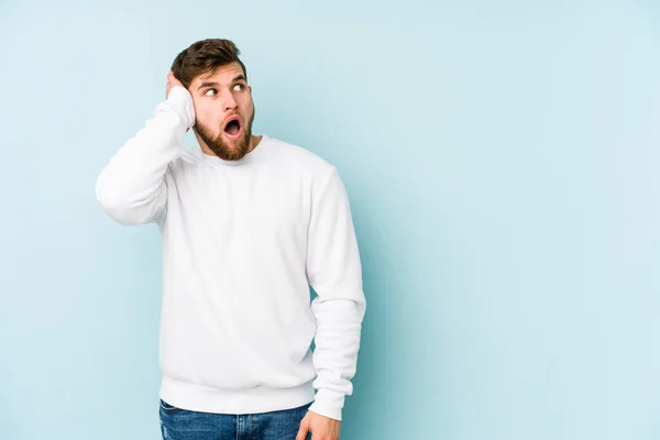 Ung Kaukasisk Man Isolerad Blå Bakgrund Chockad Hon Har Kommit — Stockfoto