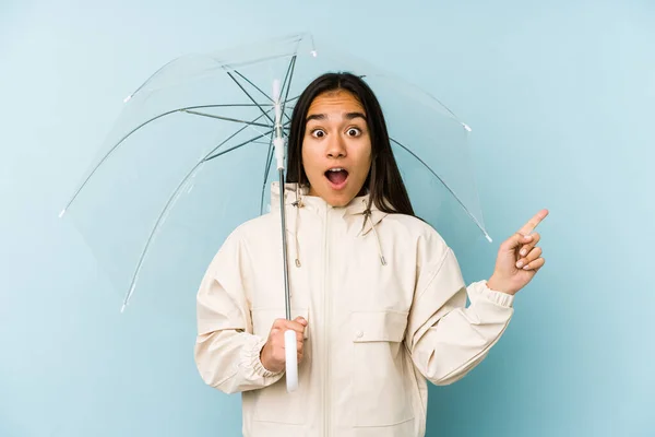 Ung Asiatisk Kvinna Med Ett Paraply Som Pekar Sidan — Stockfoto