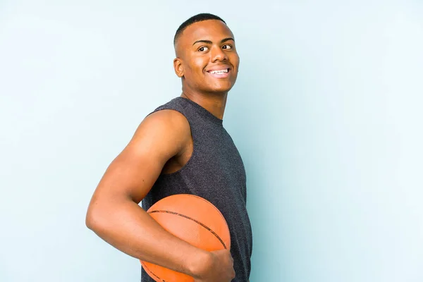 Joven Colombiano Jugando Baloncesto Aislado Mira Lado Sonriente Alegre Agradable — Foto de Stock