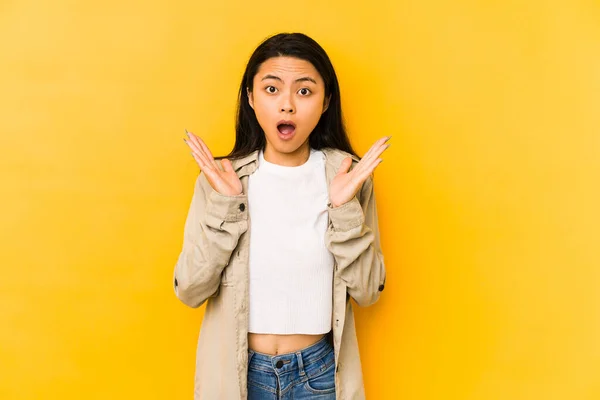 Joven Mujer China Aislada Sobre Fondo Amarillo Sorprendida Conmocionada —  Fotos de Stock