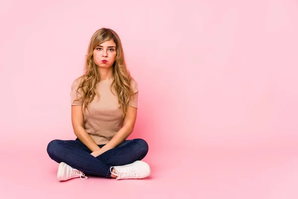 Ung Blond Kaukasisk Kvinna Sitter Rosa Studio Blåser Kinder Har — Stockfoto