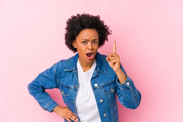 Jeune Femme Afro Américaine Contre Fond Rose Isolé Ayant Une — Photo