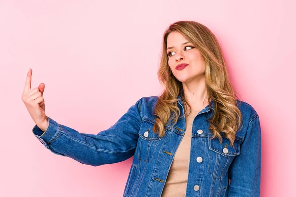 Joven Mujer Caucásica Aislada Sobre Fondo Rosa Señalándote Con Dedo — Foto de Stock