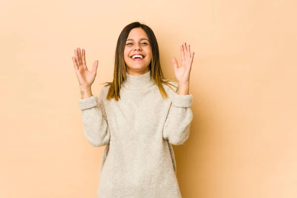 Mujer Joven Aislada Sobre Fondo Beige Alegre Riendo Mucho Concepto — Foto de Stock