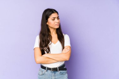 Mor arka planda izole edilmiş genç Hintli kadın tekrarlanan bir görevden yoruldu..