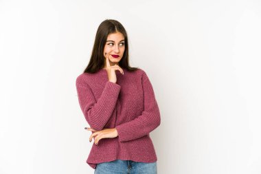 Beyaz arka planda izole edilmiş genç beyaz bir kadın. Bir strateji planlıyor, bir iş yolu düşünüyor..