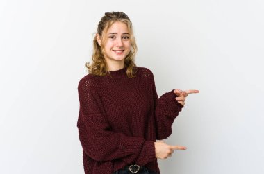 Beyaz arka plandaki genç beyaz kadın işaret parmağıyla fotokopi alanını işaret ederek şok oldu..