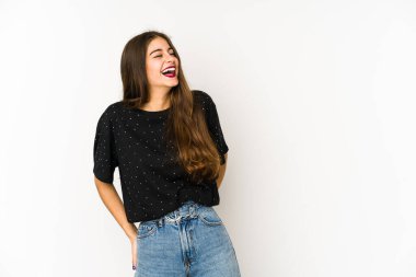 Beyaz arka planda izole edilmiş genç beyaz kadın rahat ve mutlu bir şekilde gülüyor, boynunda dişlerini gösteriyor..