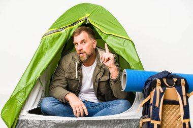 Beyaz arka planda izole edilmiş bir çadırın içinde bir fikir, ilham konsepti var..