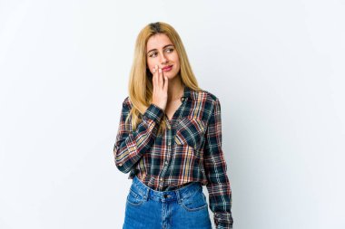 Beyaz arka planda izole edilmiş genç sarışın kadın güçlü bir diş ağrısı ve azı dişi ağrısı var..