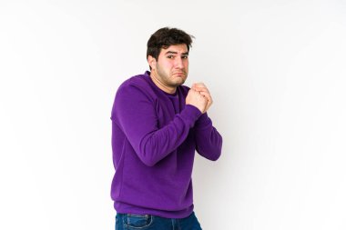 Genç adam beyaz arka planda yalnız korkmuş ve korkmuş..